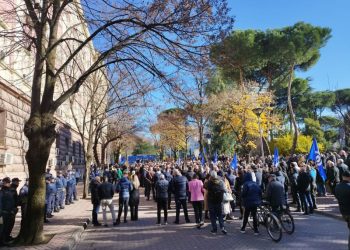 Berisha braktiset, pak njerëz dalin në protestë