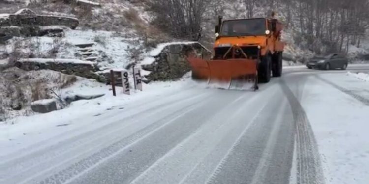Juglindja pushtohet nga dëbora dhe mjegulla, apeli për shoferët