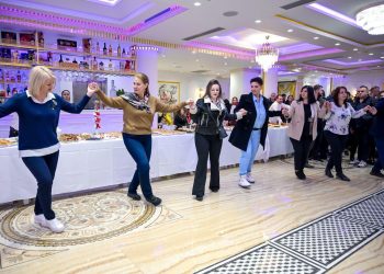 Kumbaro mbledh socialistët në Gjirokastër, këngë e valle për Vitin e Ri (FOTO)