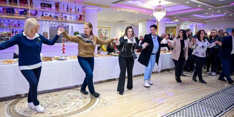 Kumbaro mbledh socialistët në Gjirokastër, këngë e valle për Vitin e Ri (FOTO)