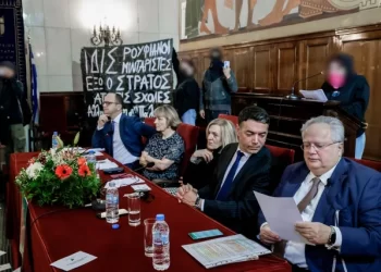 Hynë me kapuç të maskuar, incidenti në Greqi ku ndodhet dhe ish-Ministri i Jashtëm shqiptar (VIDEO)