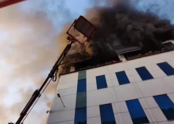 Orë të vështira në Lushnje, mbi 40 persona të asfiksuar nga zjarri në qendrën tregtare