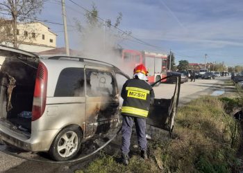 Makina merr flakë në rrugë