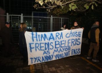 “Poshtë diktatura! Do luftojmë dhe do fitojmë”, mbështetësit e Belerit protestojnë pas vendimit të gjykatës (VIDEO)