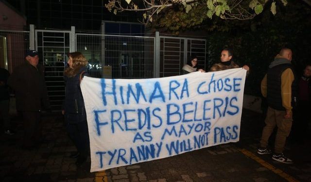 “Poshtë diktatura! Do luftojmë dhe do fitojmë”, mbështetësit e Belerit protestojnë pas vendimit të gjykatës (VIDEO)