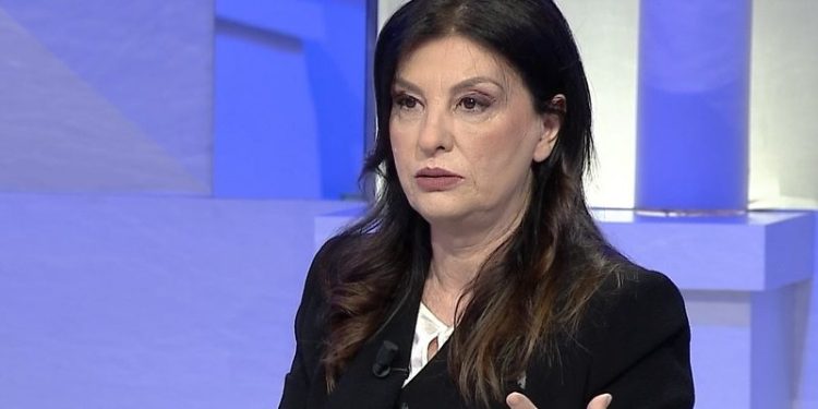 Jozefina Topalli vë “kujën” për Berishën: Ngrihu o popull, se është turp që po e arrestojnë