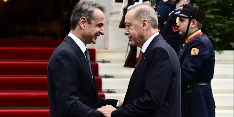 Me qenin e tij Pinati dhe drekë me japrakë e hallvë, si priti Mitsotakis-Erdogan në Athinë (FOTO)