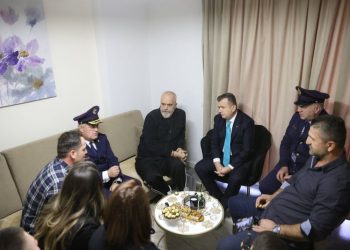 Rama vizitë te polici që mori shtëpi me kredi të butë: Do ta zgjerojmë programin
