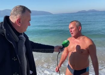 Plazh në mes të dimrit, njihuni me Gëzimin nga Vlora