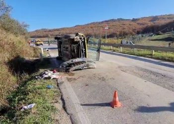 Aksident i frikshëm, përmbyset makina në rrugë, plagoset shoferi
