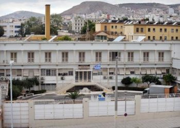 Plagosja e shqiptarit, policia greke mësyn me kontrolle në burgun Koridhalos