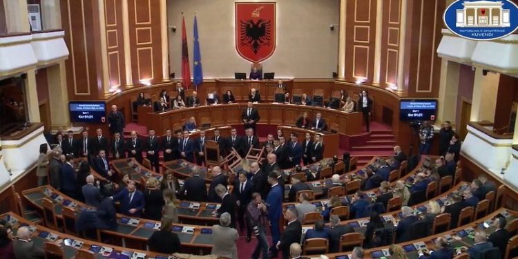 Kuvendi dorëzon Berishën në SPAK, i hiqet imuniteti për arrestim me 75 vota pro