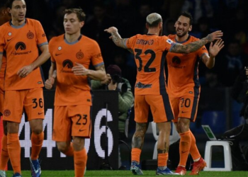 Interi shkërmoq kampionët e Napolit në shtëpinë e tyre