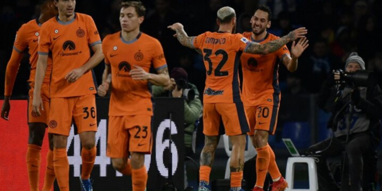 Interi shkërmoq kampionët e Napolit në shtëpinë e tyre