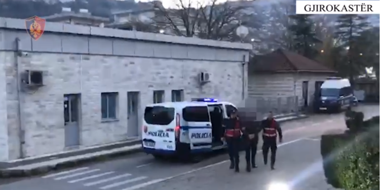 I gjejnë 1 kg kanabis në shtëpi, arrestohet 38-vjeçari nga Memaliaj (VIDEO)