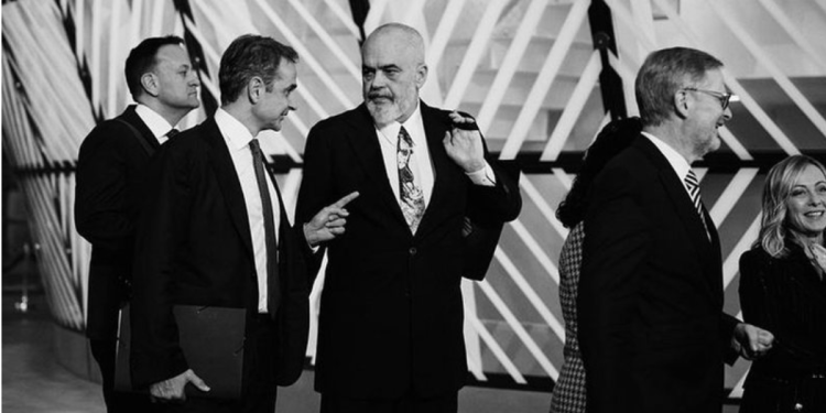 Mitsotakis publikon foton duke i kërkuar llogari Ramës për Belerin