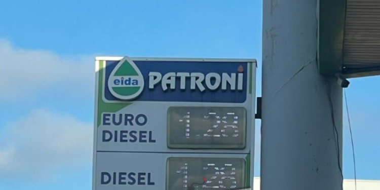 Në Shqipëri nafta vetëm rritet, Kosova shembull me 1.28 euro/litri