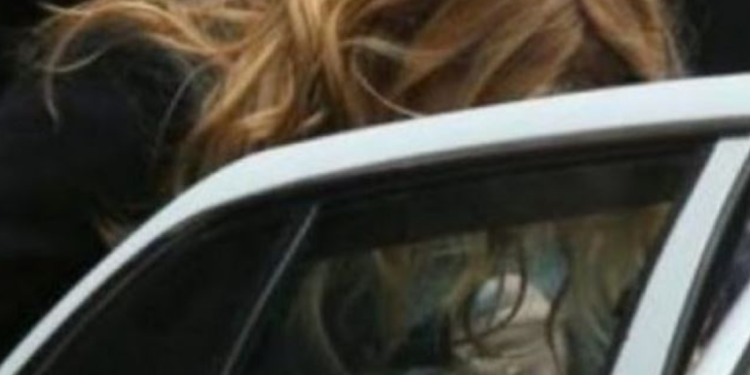 E mori në makinën e tij pa dëshirë dhe tentoi ta pë*dhunonte, arrestohet 38-vjeçari. Si e dhunoi nënën, e cila tentoi të largonte vajzën nga banesa