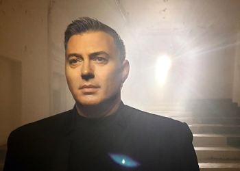 Këngëtari i famshëm grek vjen në Sarandë, Orange Club premton një mbrëmje tjetër magjike (FOTO)