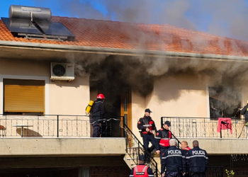 Merr flakë shtëpia në Gjirokastër (FOTO)