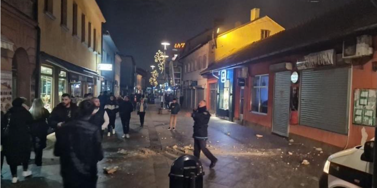 Tërmet i fuqishëm në Bosnje, njerëzit dalin të tmerruar nga banesat (VIDEO)