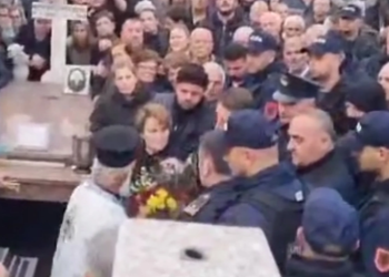 Pamje të turpshme nga Himara/ Mbështetësit e Belerit sulmojnë policinë: Derra… o derra (VIDEO)