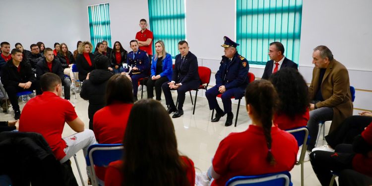 Balla në gjimnazin e Tepelenës: Policia ka bërë një punë të shkëlqyer për të goditur ata që shesin drogë për nxënësit