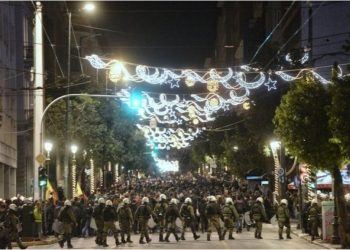 Thyhen xhama dyqanesh dhe sulmohen policë, protesta të fuqishme në Athinë e Selanik
