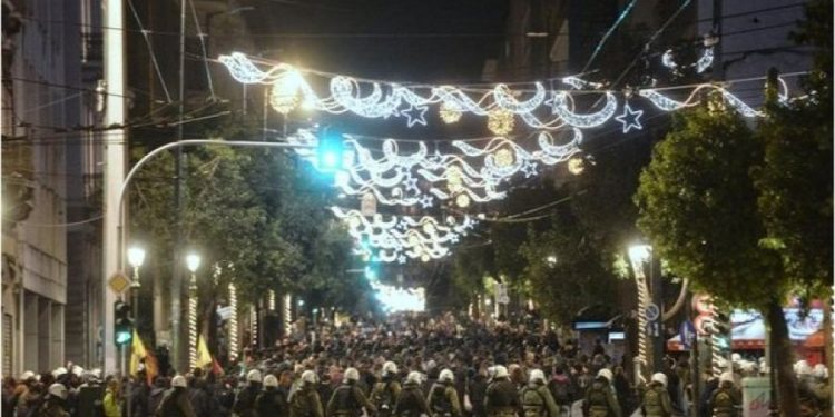 Thyhen xhama dyqanesh dhe sulmohen policë, protesta të fuqishme në Athinë e Selanik