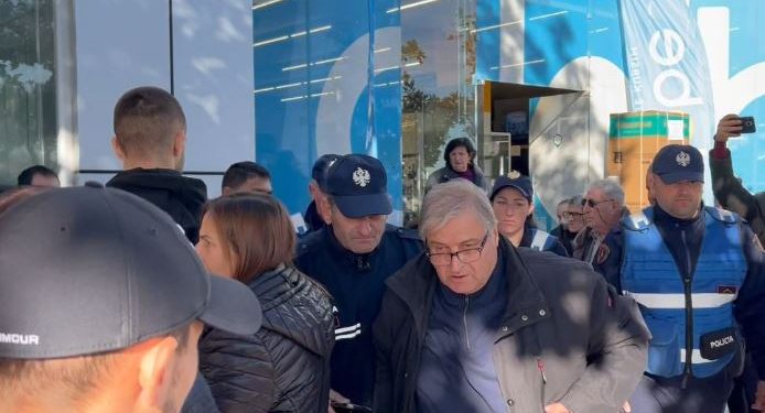 “I bëre gropën vetes”, gruaja kap prej fyti ish-burrin në mes të qytetit (VIDEO)