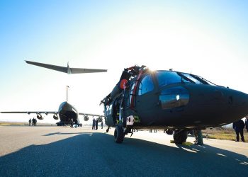 Shqipëria po armatoset, mbërrijnë dy helikopterët nga Amerika (FOTO)