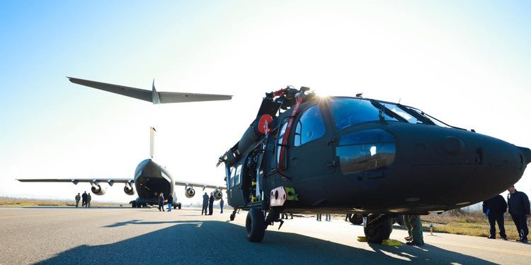 Shqipëria po armatoset, mbërrijnë dy helikopterët nga Amerika (FOTO)