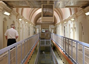 “Valixhe të mbushura me tufa parash”, gazeta britanike: Si kriminelët shqiptarë i shpëtojnë dëbimit nga Anglia