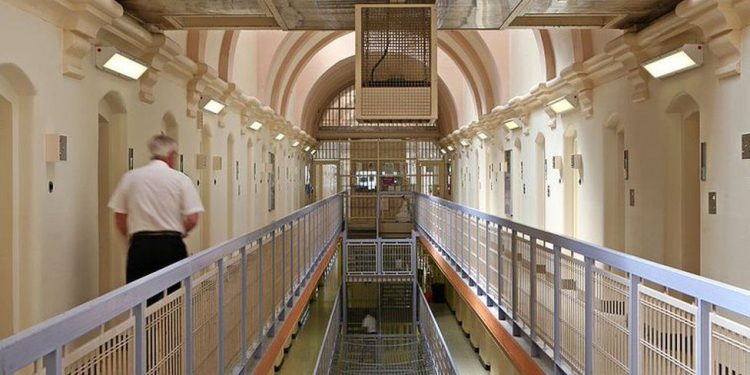 “Valixhe të mbushura me tufa parash”, gazeta britanike: Si kriminelët shqiptarë i shpëtojnë dëbimit nga Anglia