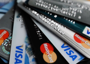 Rumunët “zbrazën” bankomatet e Tiranës, shihni si klonohen kartat e bankës me pajisjet “skimmer” (VIDEO)