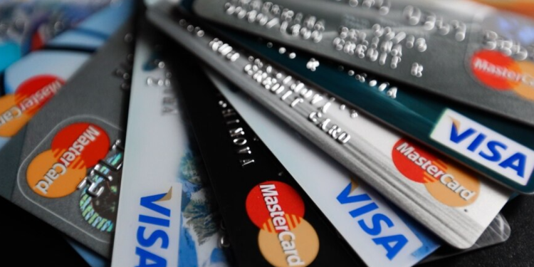 Rumunët “zbrazën” bankomatet e Tiranës, shihni si klonohen kartat e bankës me pajisjet “skimmer” (VIDEO)