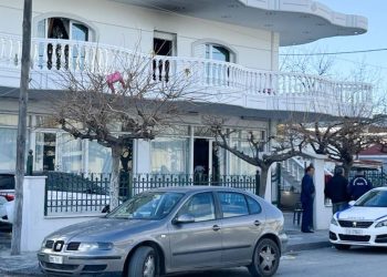 Çmenduri në Greqi, burri lyen gruan me benzinë dhe i vë flakën në sy të fëmijëve