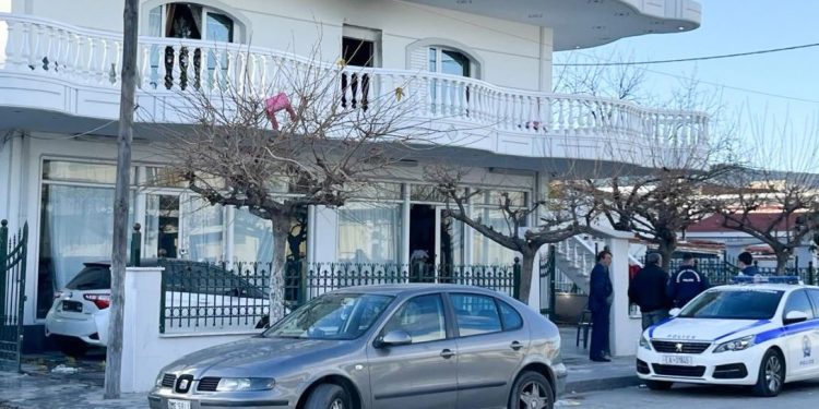 Çmenduri në Greqi, burri lyen gruan me benzinë dhe i vë flakën në sy të fëmijëve