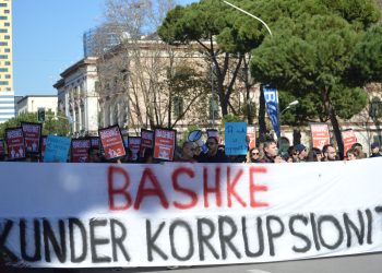 Korrupsion, pastrim parash e kulla, Lëvizja Bashkë proteston në Tiranë (FOTO)