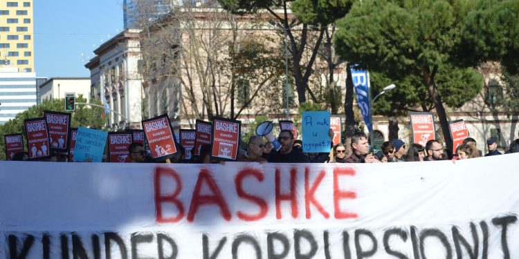 Korrupsion, pastrim parash e kulla, Lëvizja Bashkë proteston në Tiranë (FOTO)