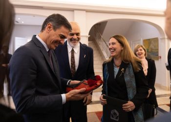 Nga Gjirokastra në Madrid, këpucët me xhufka që Rama i dhuroi kryeministrit të Spanjës (FOTO)