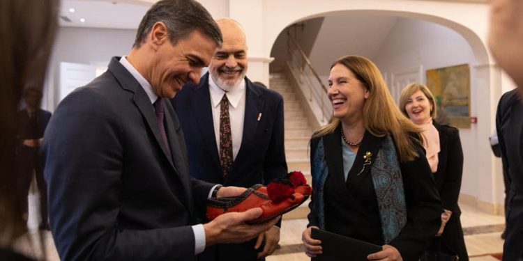 Nga Gjirokastra në Madrid, këpucët me xhufka që Rama i dhuroi kryeministrit të Spanjës (FOTO)