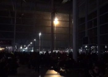 Ikin dritat në aeroportin e Rinasit, pasagjerët mbesin në errësirë