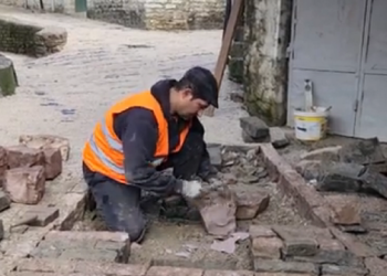 Kalldrëmet e Gjirokastrës “marrin jetë”! Rikthehen profesionistët e punimit të gurit për riparimin e rrugëve