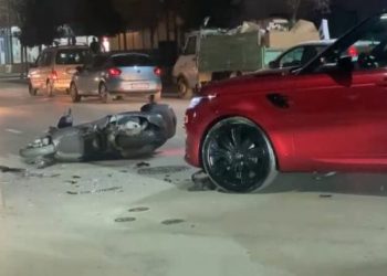 Aksident, fuoristrada përplas drejtuesin e motorit