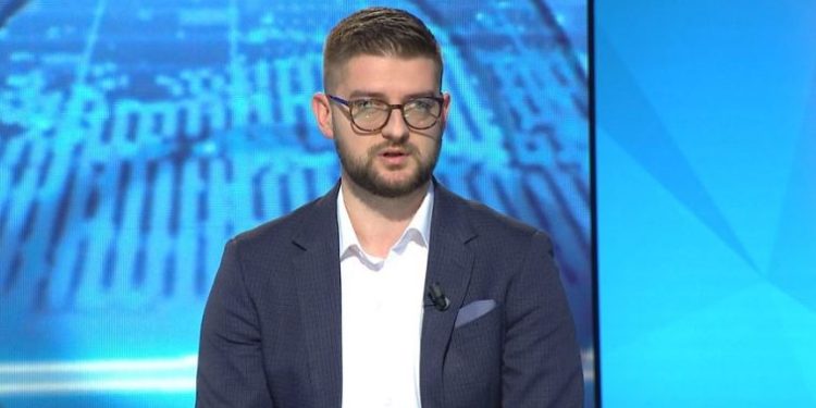 Denoncimi/ 30 pedagogë paguhen vetëm për t’i dhënë mësim një studenti të Historisë