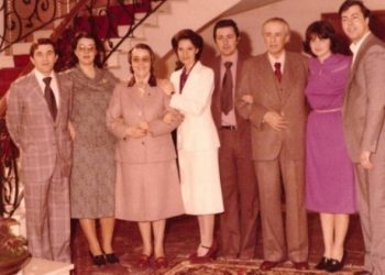 Dëshmia e rrallë, e ish-shefit të ‘Bllokut’ të udhëheqjes: Si u zunë për flokësh Teuta me Liljanën për një vaskë, Nexhmija rrinte e shikonte