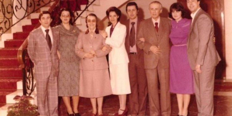 Dëshmia e rrallë, e ish-shefit të ‘Bllokut’ të udhëheqjes: Si u zunë për flokësh Teuta me Liljanën për një vaskë, Nexhmija rrinte e shikonte