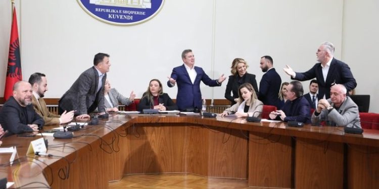 Reforma Zgjedhore, Çuçi: Të dyja palët e partisë së bërë copë e çikë zhyten më keq në krizën ku kanë rënë! Sot pyetja me kë të flasësh mori përgjigje të qartë