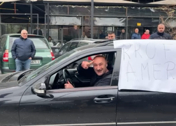 Sali Berisha për herë të parë në SPAK, qytetari del me pankartë: Rroftë Amerika